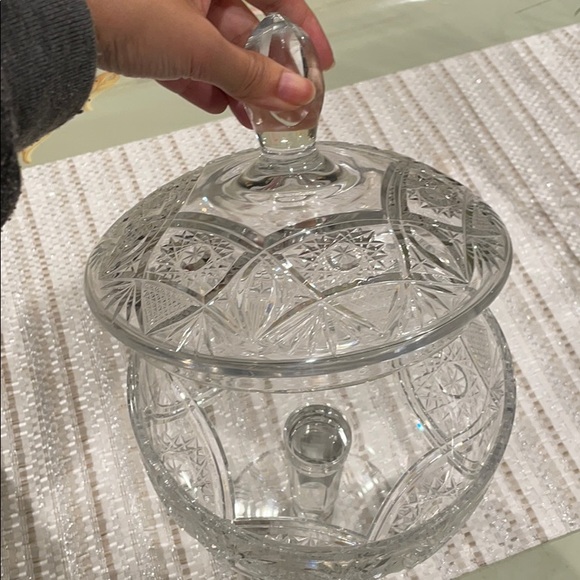 Gorgeous Crystal Bowl on pedestal with cap - Picture 5 of 5